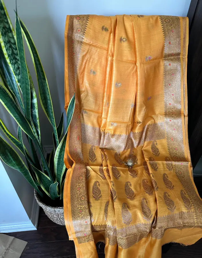 Golden-Orange Gorod Silk Saree with Traditional Zari Weaving Golden-Orange Gorod Silk Saree with Traditional Zari Weaving
